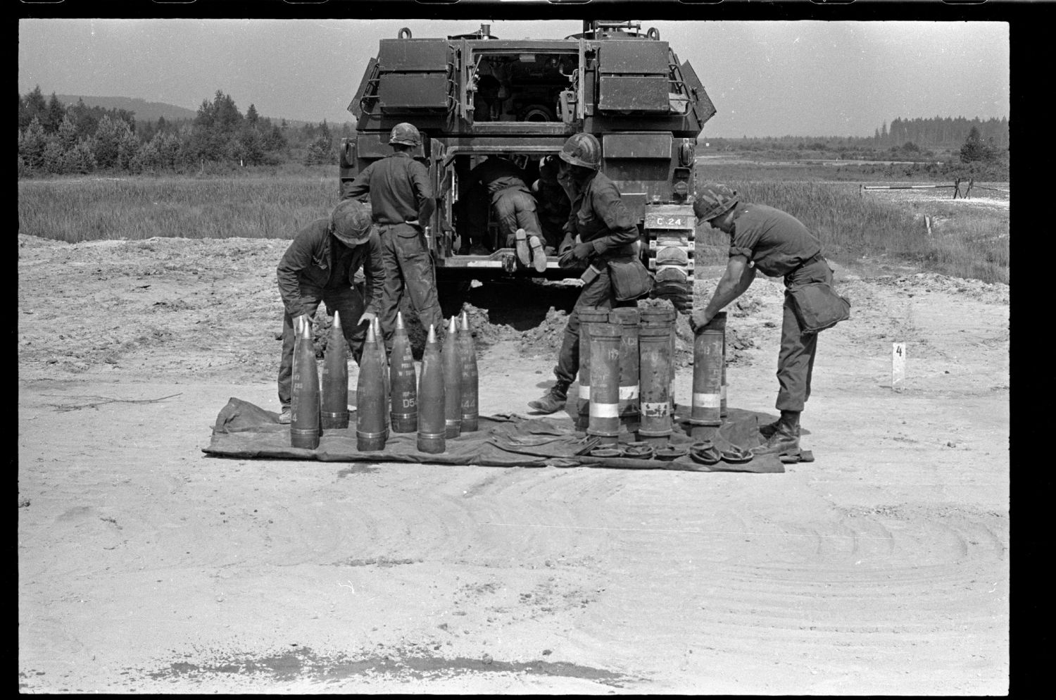 S/w-Fotografie: Übung der C Battery, 94th Field Artillery auf einem Truppenübungsplatz in West-Deutschland