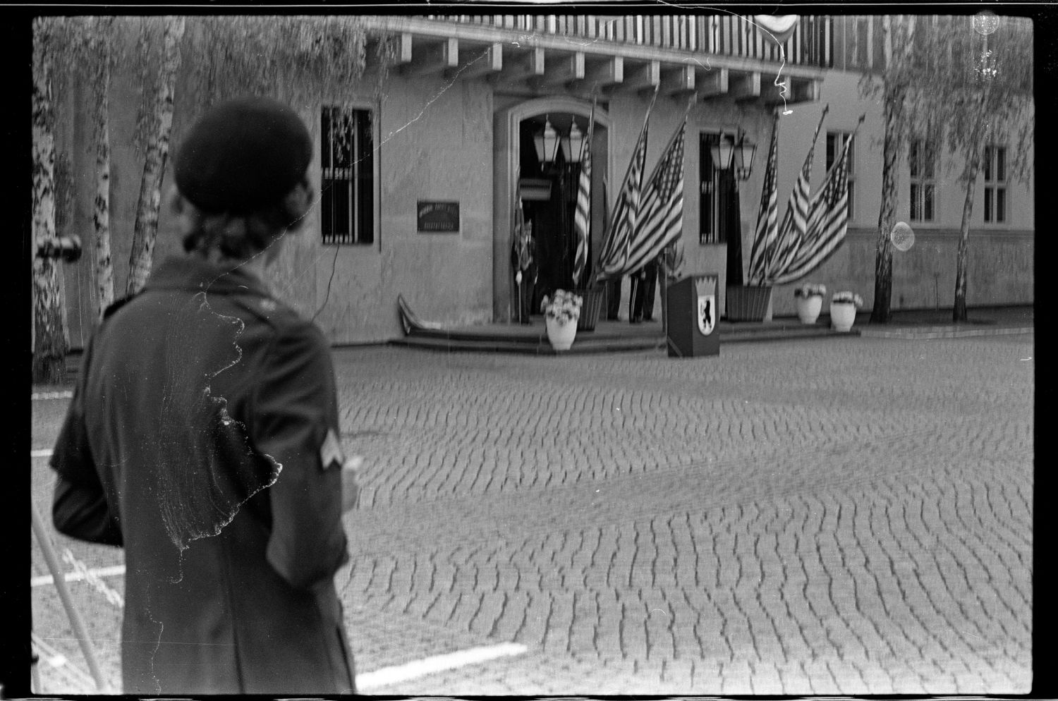 S/w-Fotografie: Umbenennung der U.S. Headquarters Berlin Brigade in Berlin-Dahlem in Lucius D. Clay Headquarters