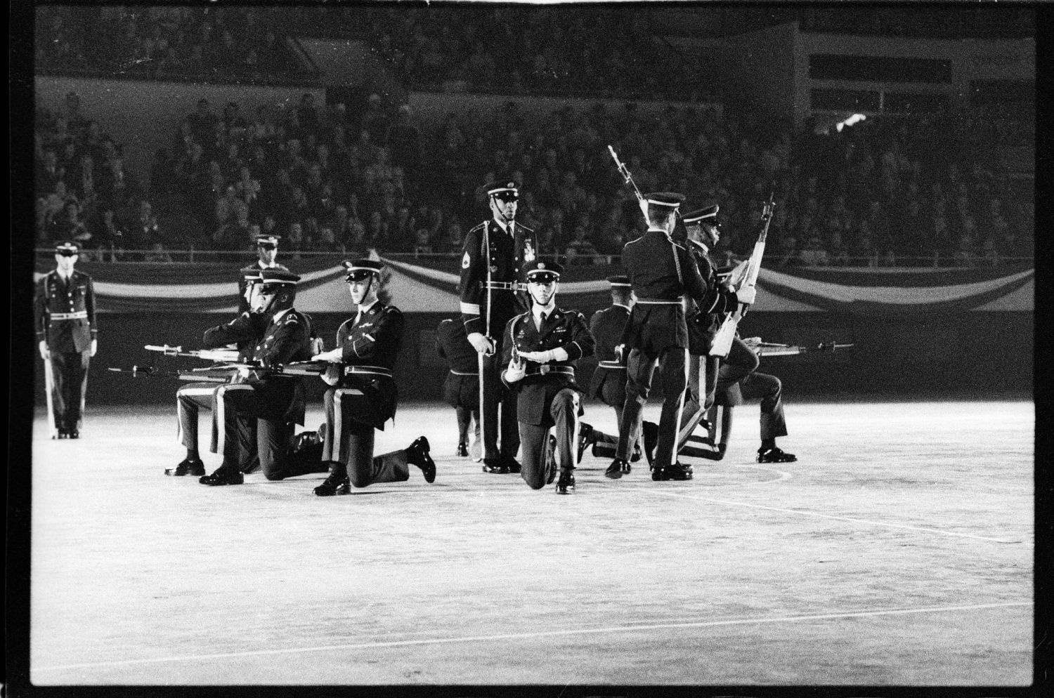 S/w-Fotografie: Auftritt des Berlin Brigade Drill Team in Lyon, Frankreich