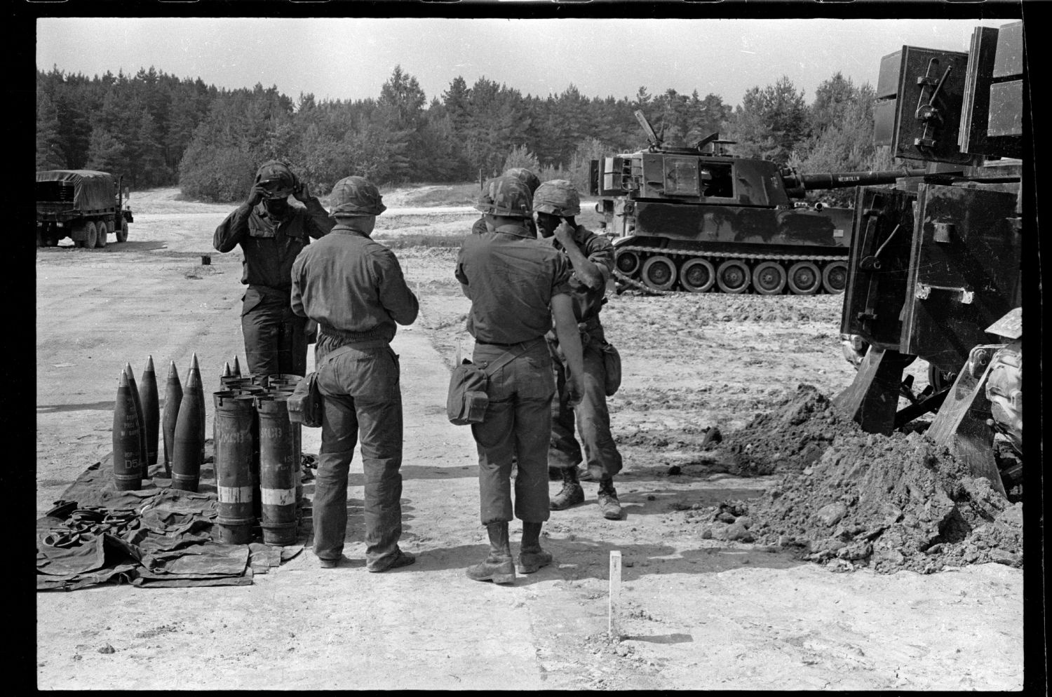 S/w-Fotografie: Übung der C Battery, 94th Field Artillery auf einem Truppenübungsplatz in West-Deutschland