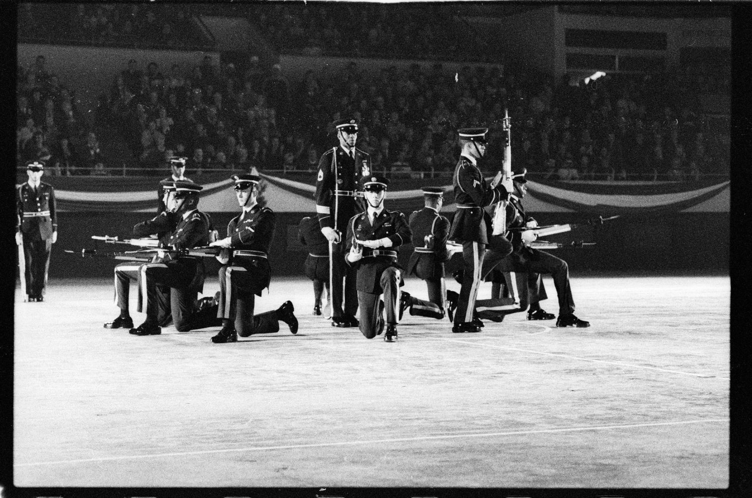 S/w-Fotografie: Auftritt des Berlin Brigade Drill Team in Lyon, Frankreich