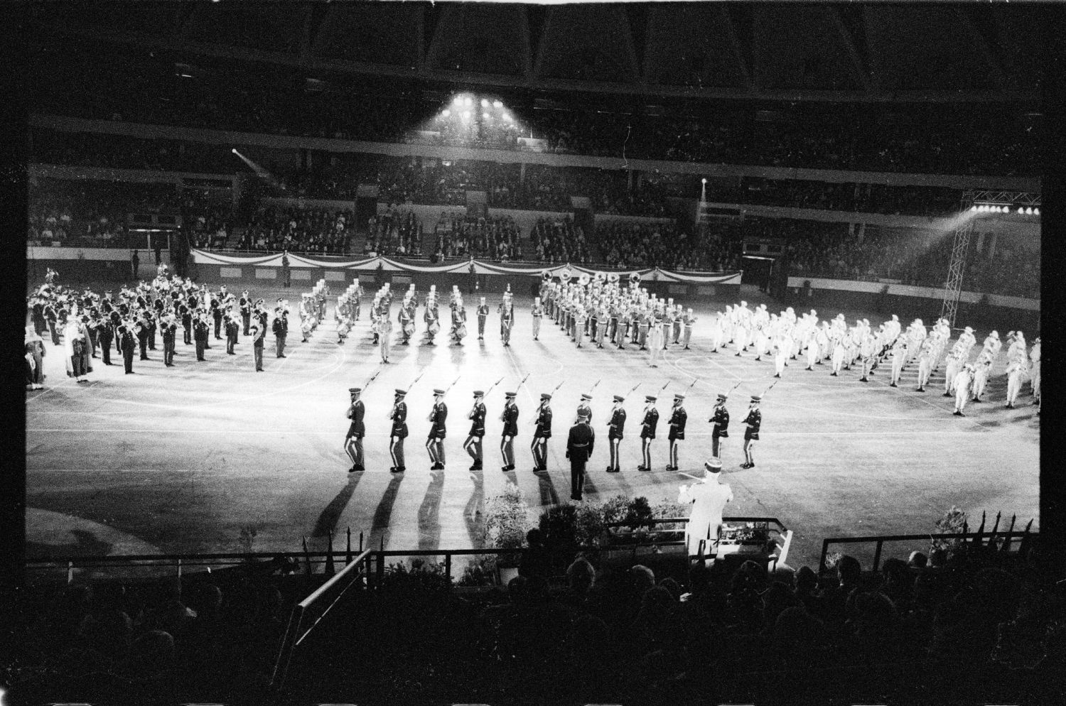 s/w-Fotografie: Auftritt des Berlin Brigade Drill Team in Lyon, Frankreich