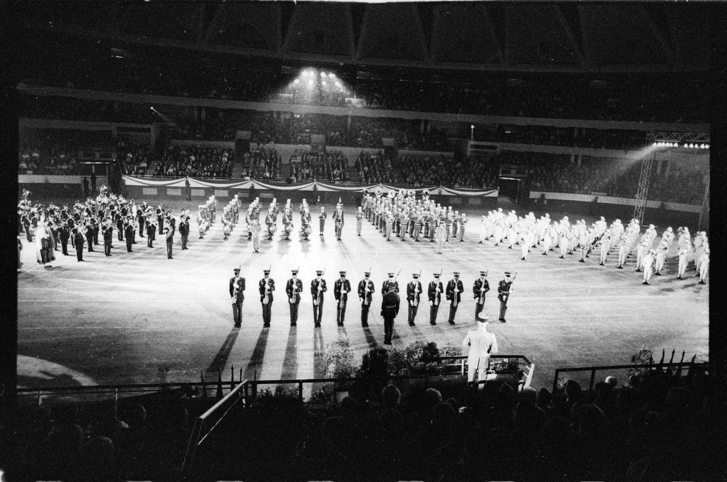 S/w-Fotografie: Auftritt des Berlin Brigade Drill Team in Lyon, Frankreich