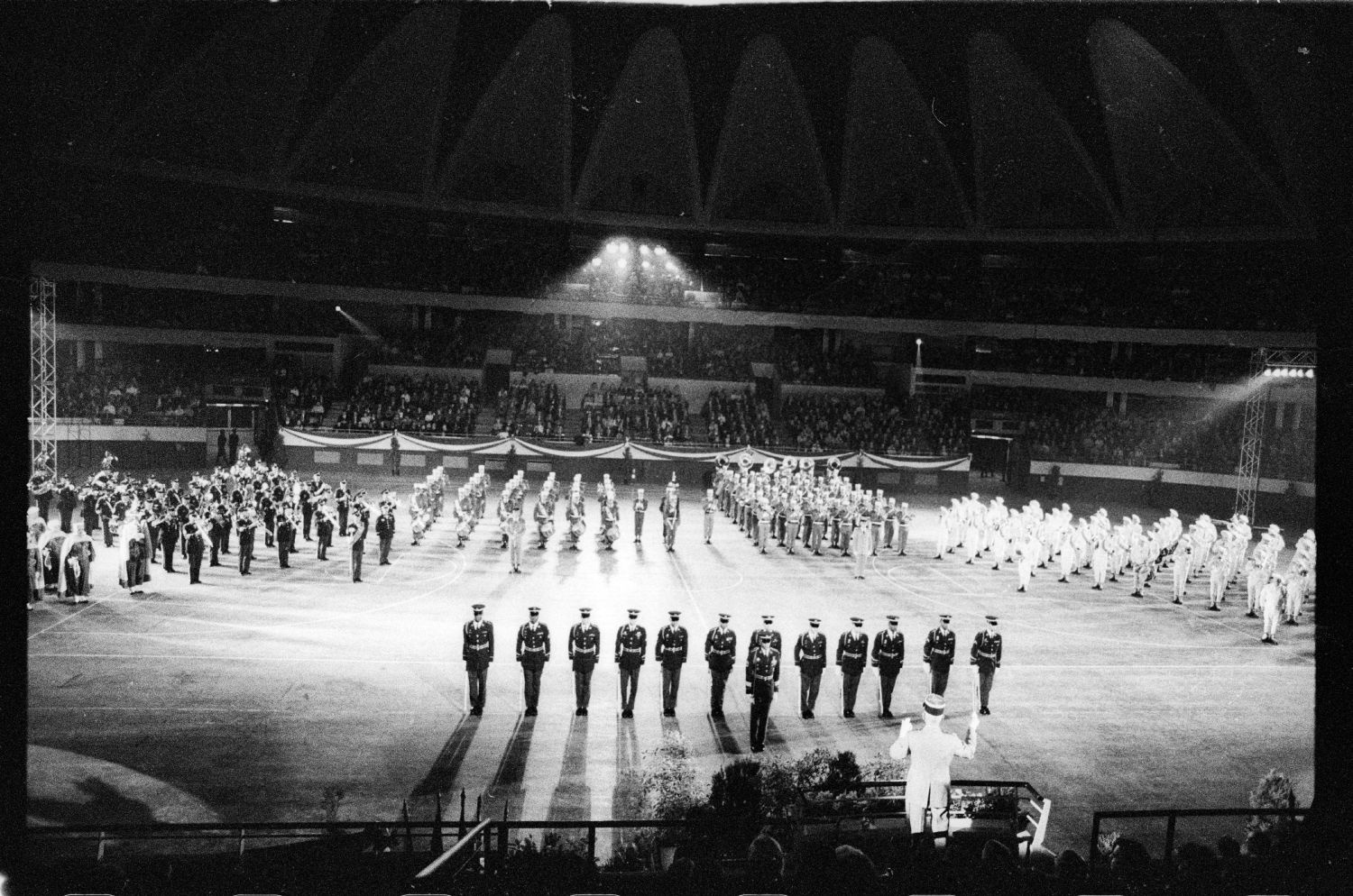 S/w-Fotografie: Auftritt des Berlin Brigade Drill Team in Lyon, Frankreich