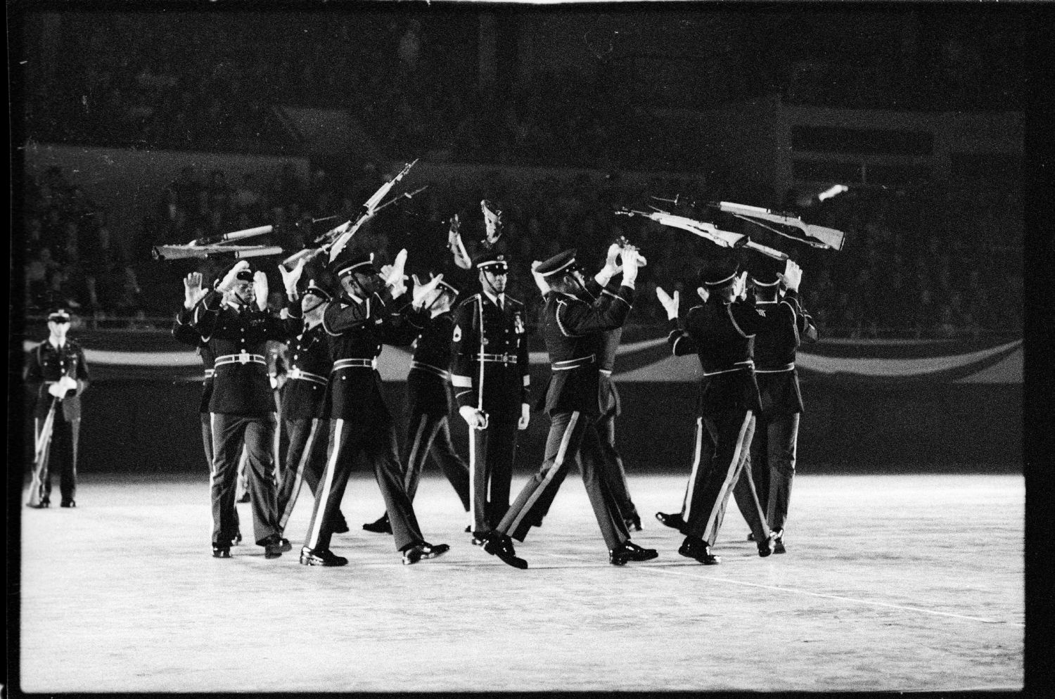 S/w-Fotografie: Auftritt des Berlin Brigade Drill Team in Lyon, Frankreich