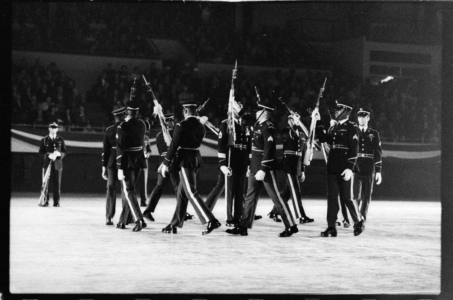 s/w-Fotografie: Auftritt des Berlin Brigade Drill Team in Lyon, Frankreich