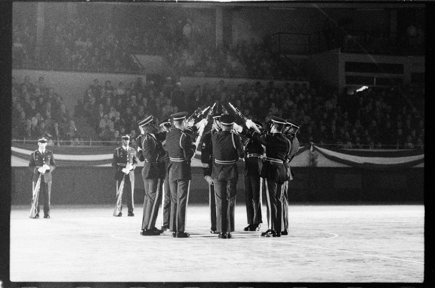 S/w-Fotografie: Auftritt des Berlin Brigade Drill Team in Lyon, Frankreich