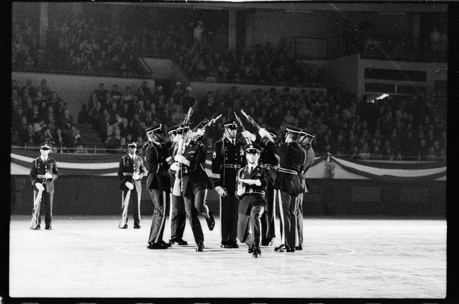 S/w-Fotografie: Auftritt des Berlin Brigade Drill Team in Lyon, Frankreich