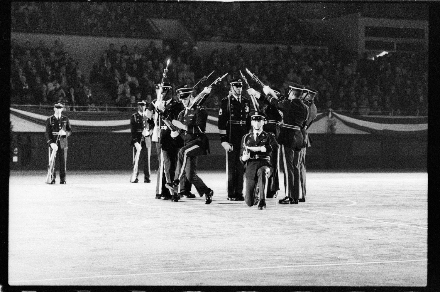 S/w-Fotografie: Auftritt des Berlin Brigade Drill Team in Lyon, Frankreich