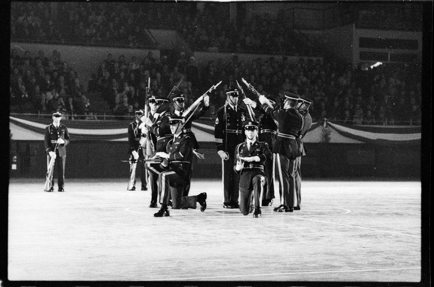 S/w-Fotografie: Auftritt des Berlin Brigade Drill Team in Lyon, Frankreich