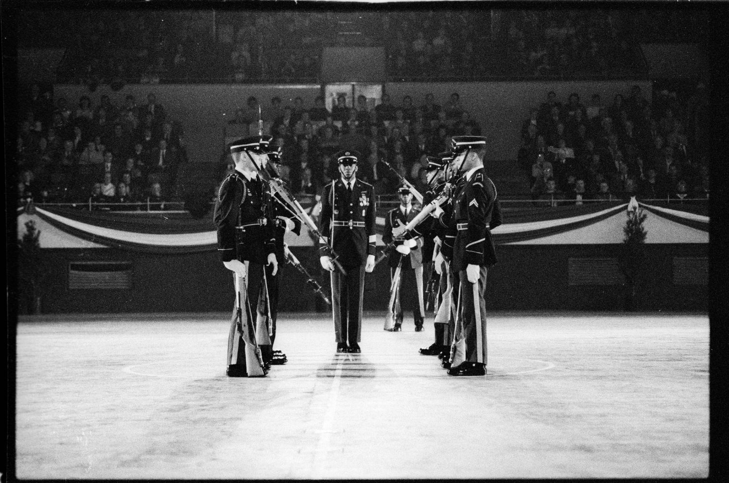 S/w-Fotografie: Auftritt des Berlin Brigade Drill Team in Lyon, Frankreich