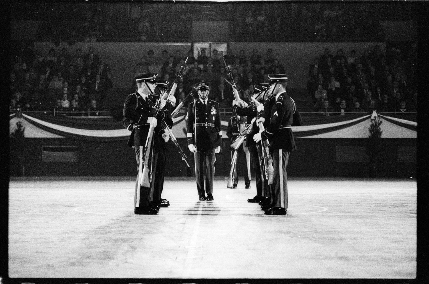 s/w-Fotografie: Auftritt des Berlin Brigade Drill Team in Lyon, Frankreich