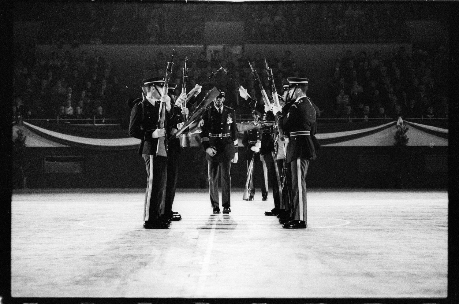 s/w-Fotografie: Auftritt des Berlin Brigade Drill Team in Lyon, Frankreich