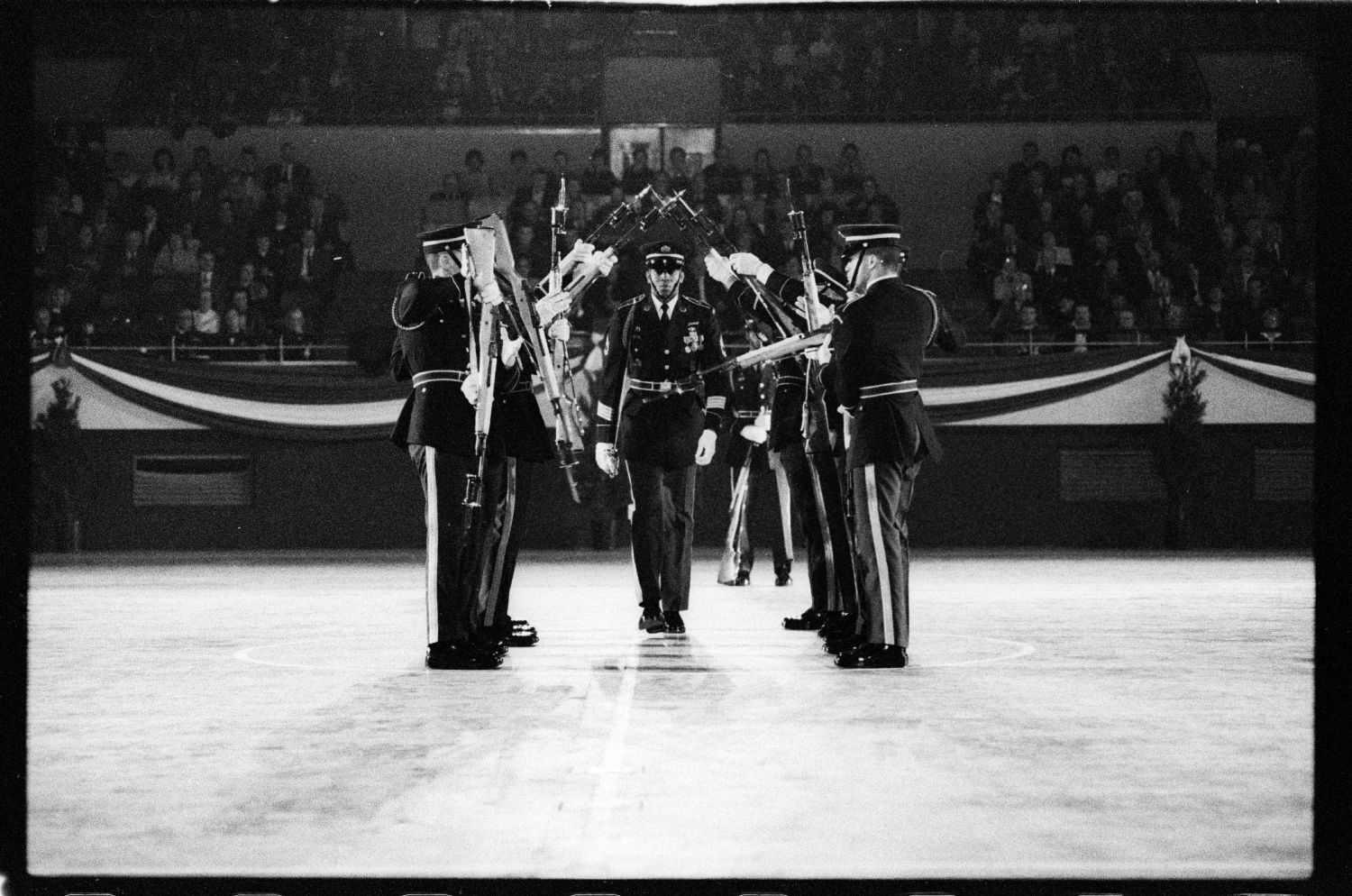 S/w-Fotografie: Auftritt des Berlin Brigade Drill Team in Lyon, Frankreich