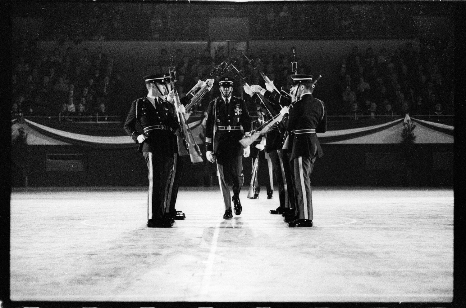 S/w-Fotografie: Auftritt des Berlin Brigade Drill Team in Lyon, Frankreich