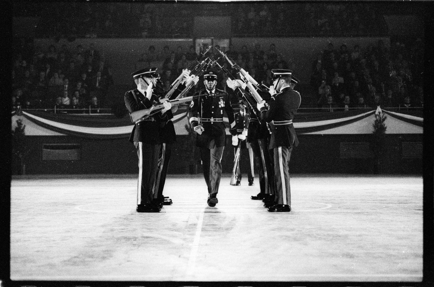 S/w-Fotografie: Auftritt des Berlin Brigade Drill Team in Lyon, Frankreich