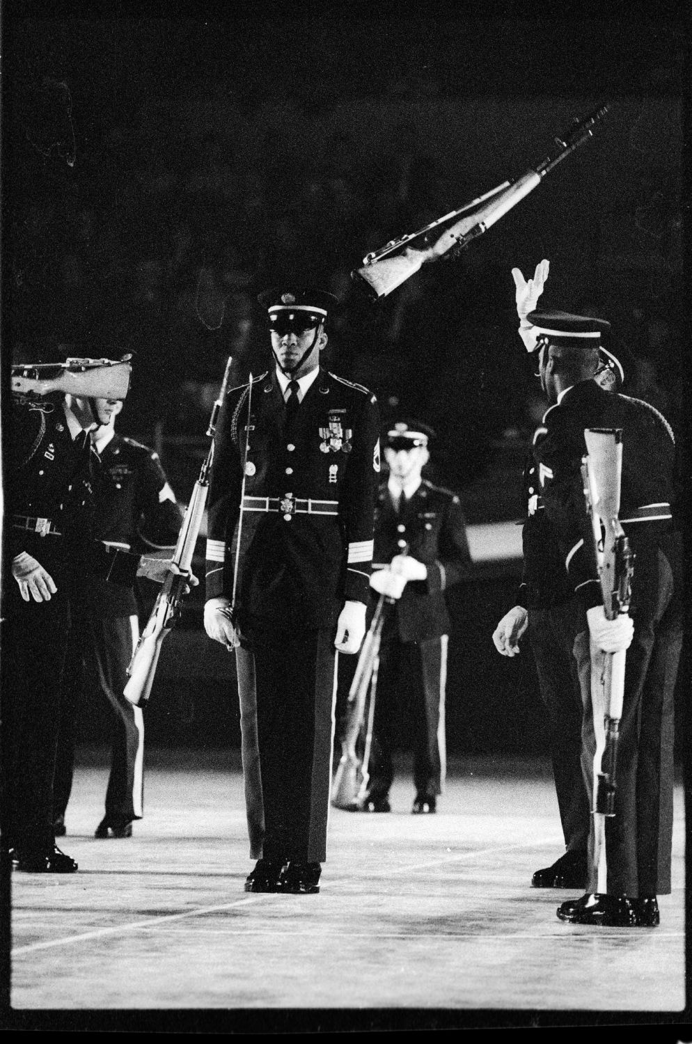 s/w-Fotografie: Auftritt des Berlin Brigade Drill Team in Lyon, Frankreich