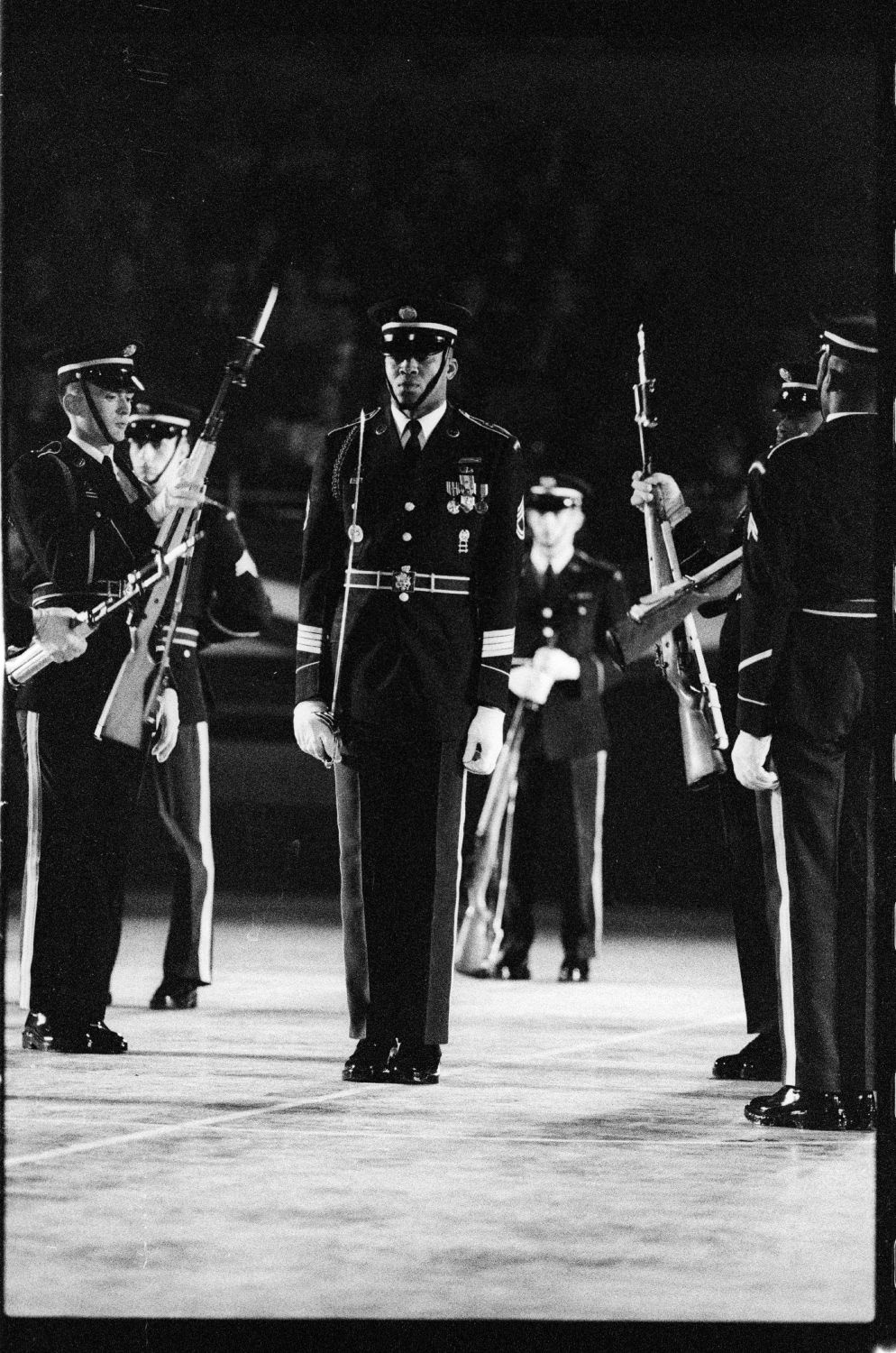 S/w-Fotografie: Auftritt des Berlin Brigade Drill Team in Lyon, Frankreich