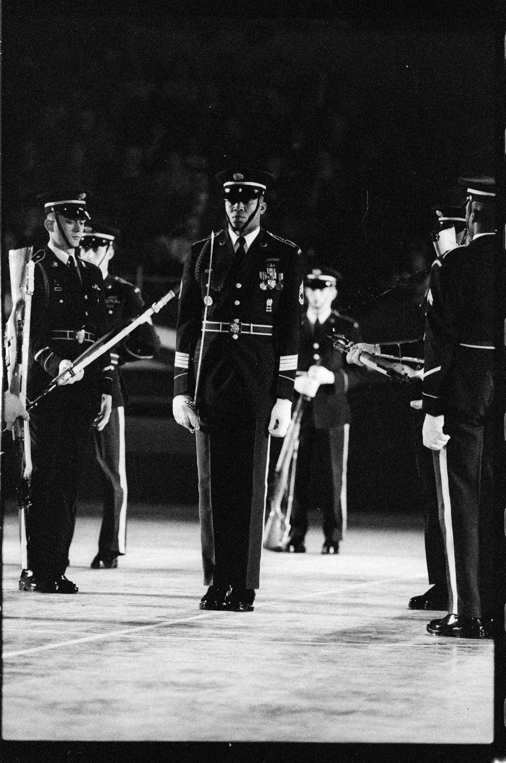 S/w-Fotografie: Auftritt des Berlin Brigade Drill Team in Lyon, Frankreich