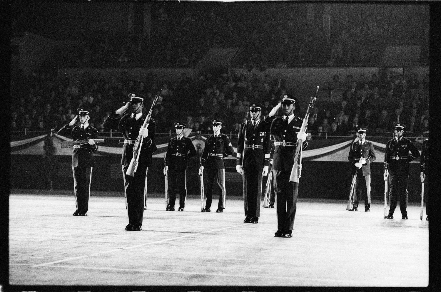 S/w-Fotografie: Auftritt des Berlin Brigade Drill Team in Lyon, Frankreich