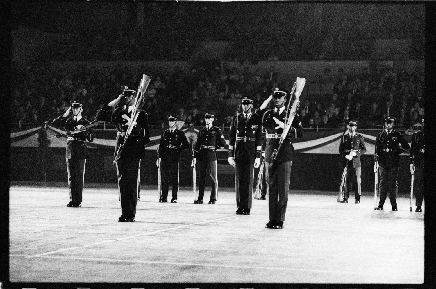 S/w-Fotografie: Auftritt des Berlin Brigade Drill Team in Lyon, Frankreich