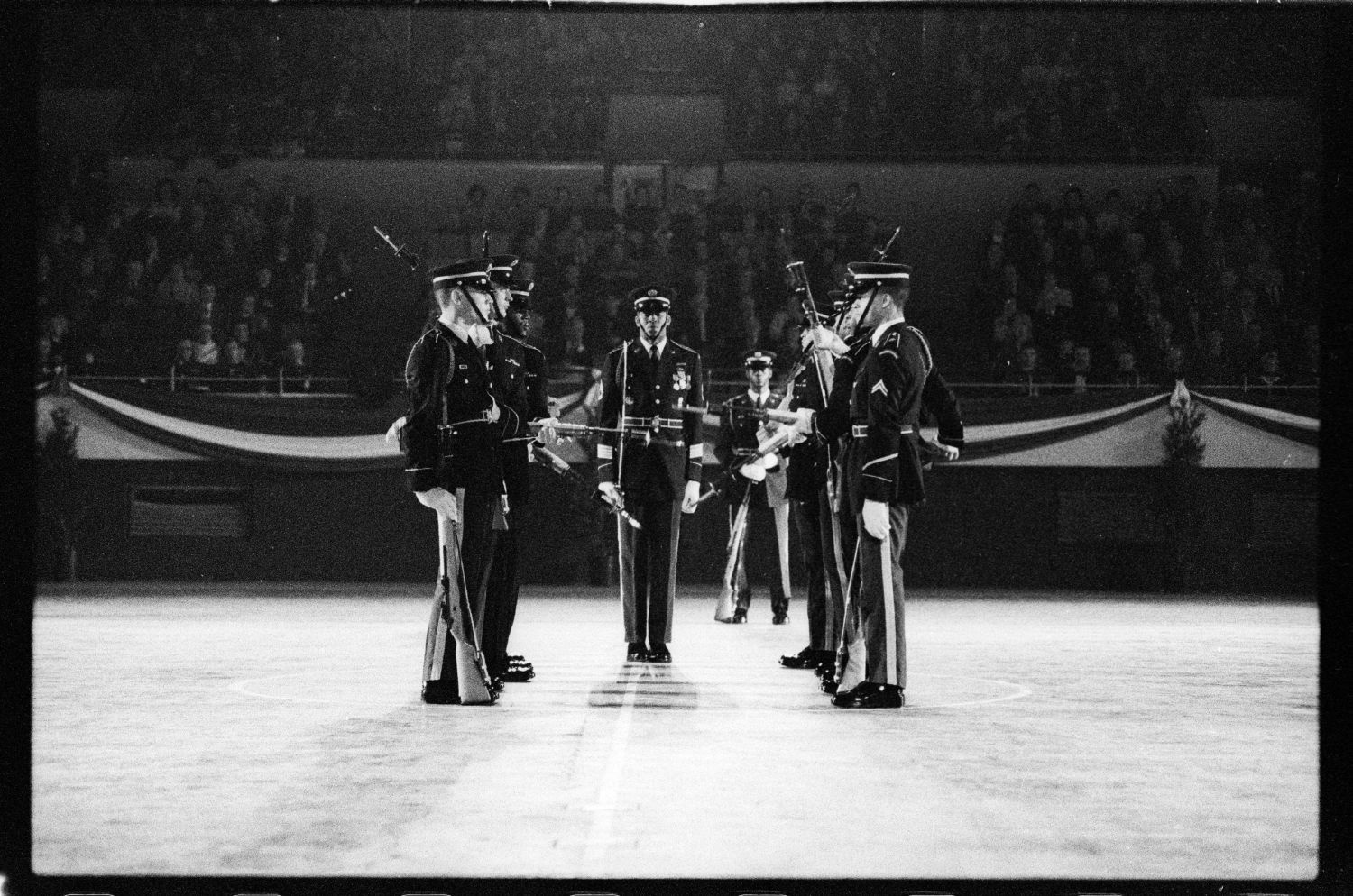 S/w-Fotografie: Auftritt des Berlin Brigade Drill Team in Lyon, Frankreich