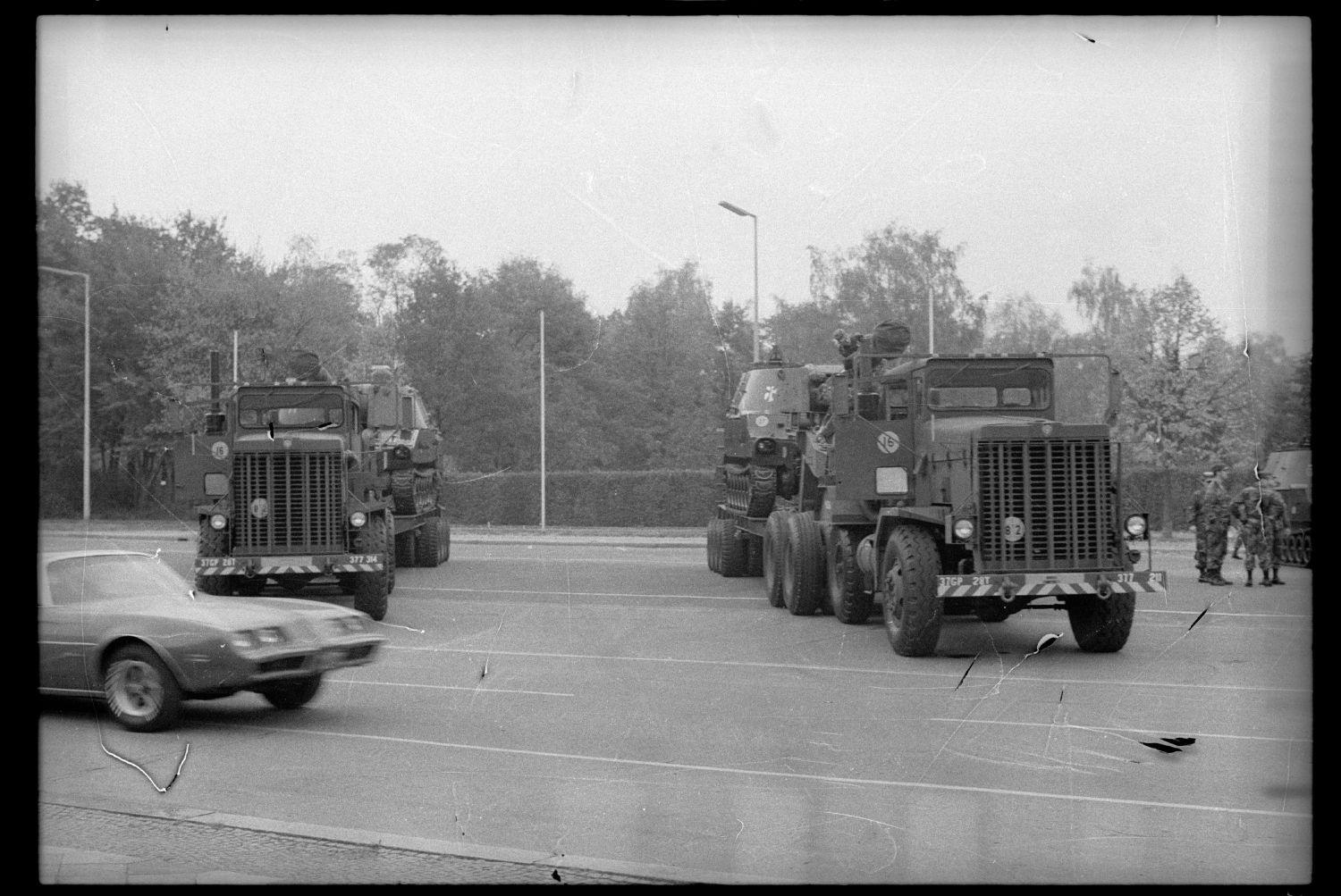 S/w-Fotografie: Verladung von Panzerhaubitzen der U.S. Army Berlin Brigade auf dem Platz des 4. Juli in Berlin-Lichterfelde