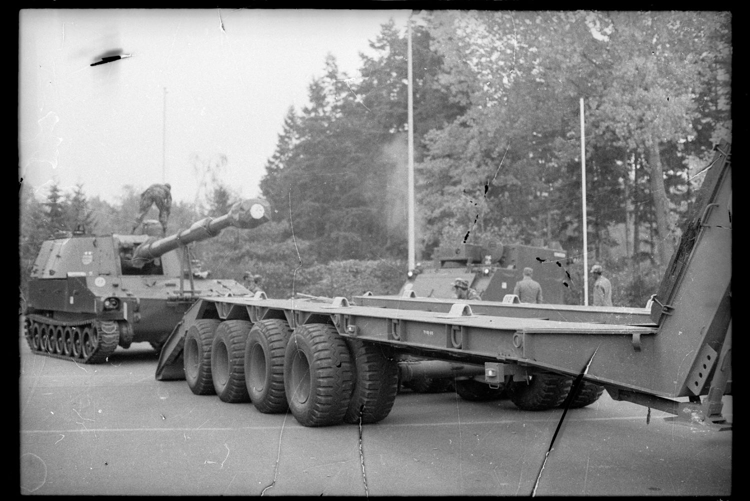 S/w-Fotografie: Verladung von Panzerhaubitzen der U.S. Army Berlin Brigade auf dem Platz des 4. Juli in Berlin-Lichterfelde