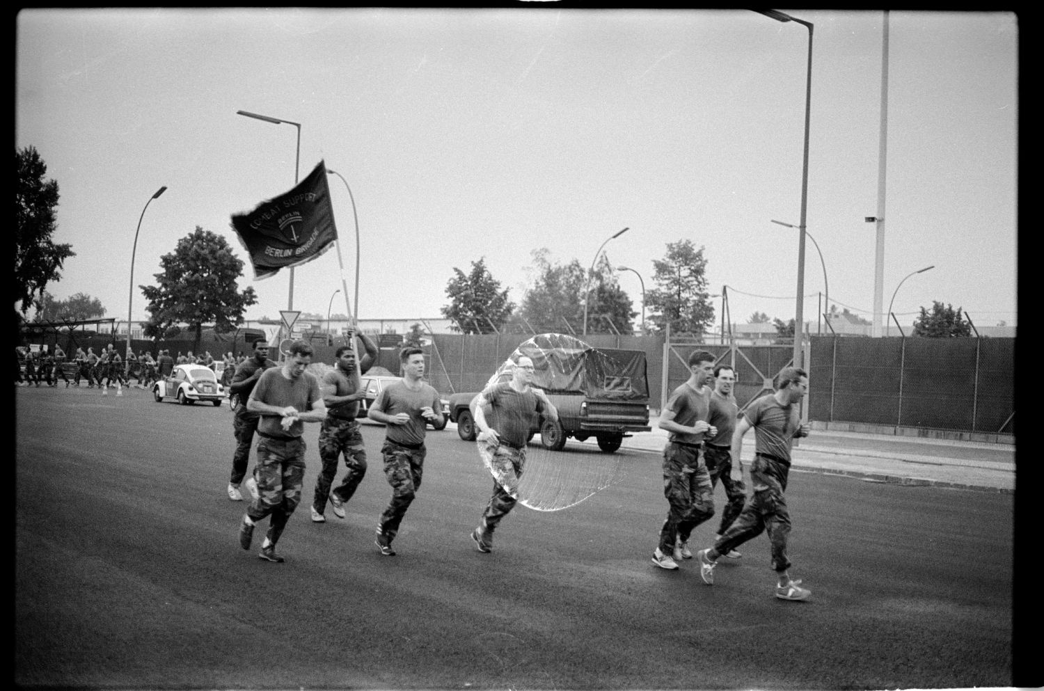 S/w-Fotografie: Brigade Run der U.S. Army Berlin Brigade in den McNair Barracks in Berlin-Lichterfelde