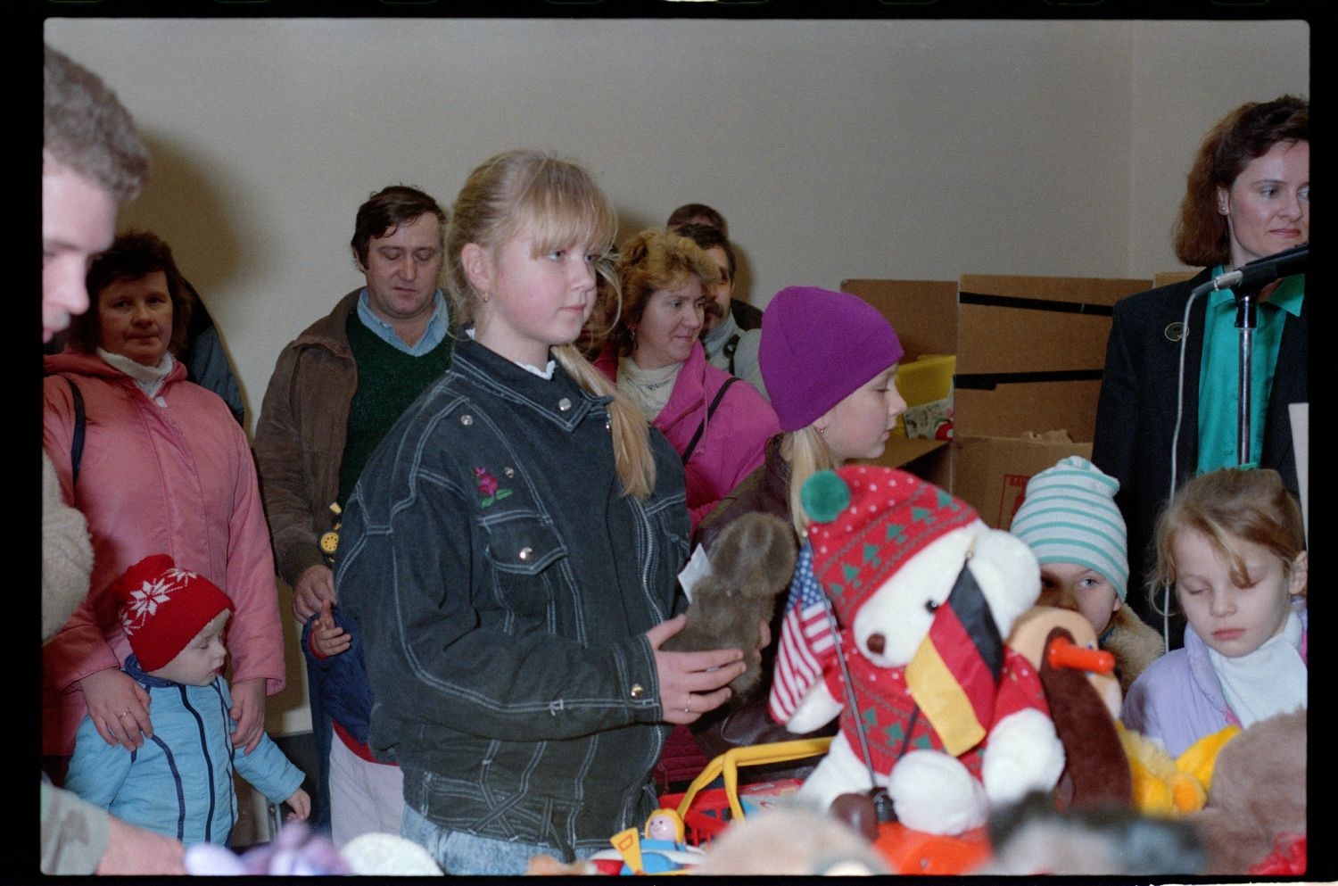 Fotografie: Übergabe von Spielzeugspenden für Kinder aus der DDR im Notaufnahmelager Berlin-Marienfelde