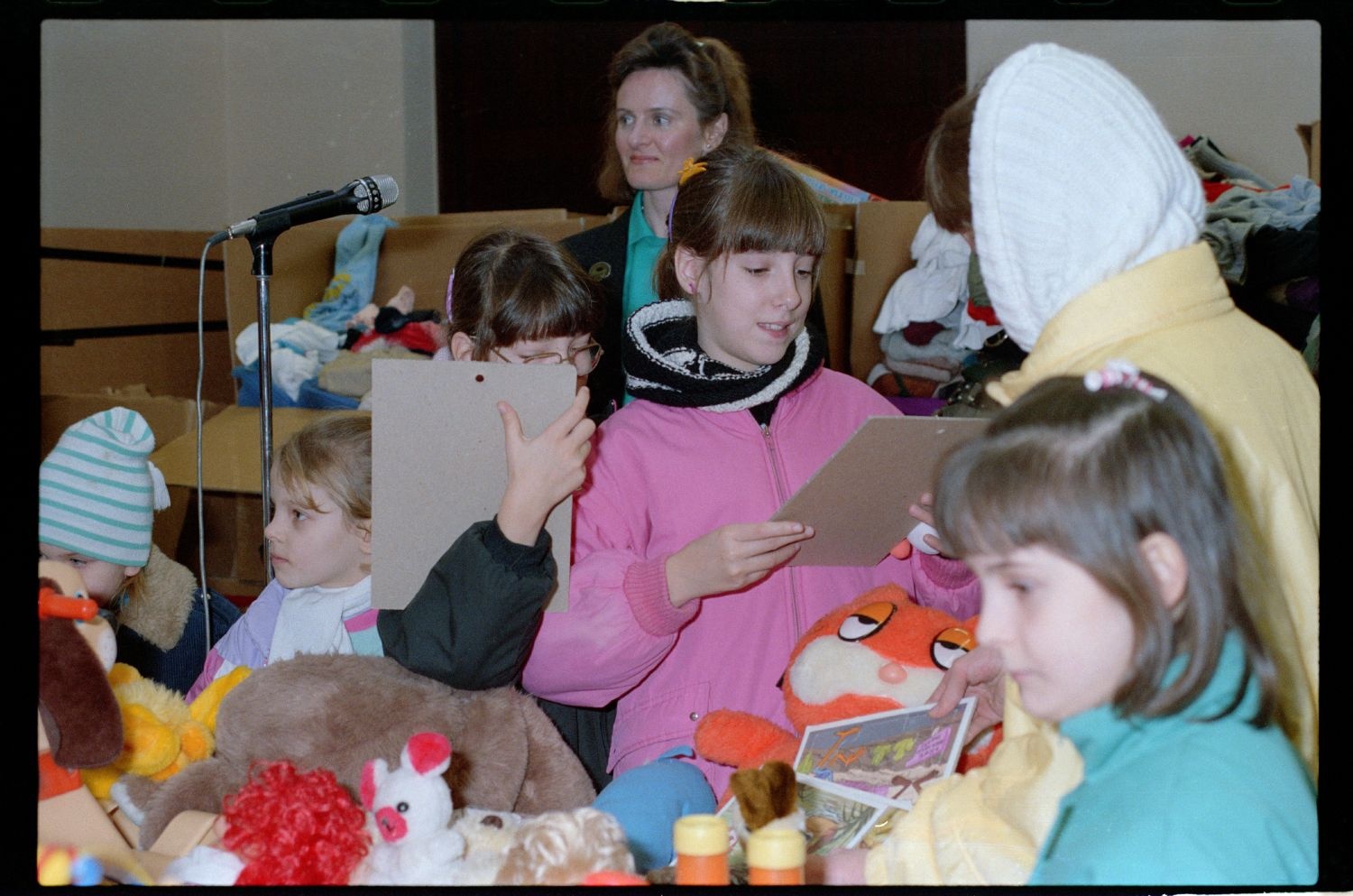 Fotografie: Übergabe von Spielzeugspenden für Kinder aus der DDR im Notaufnahmelager Berlin-Marienfelde