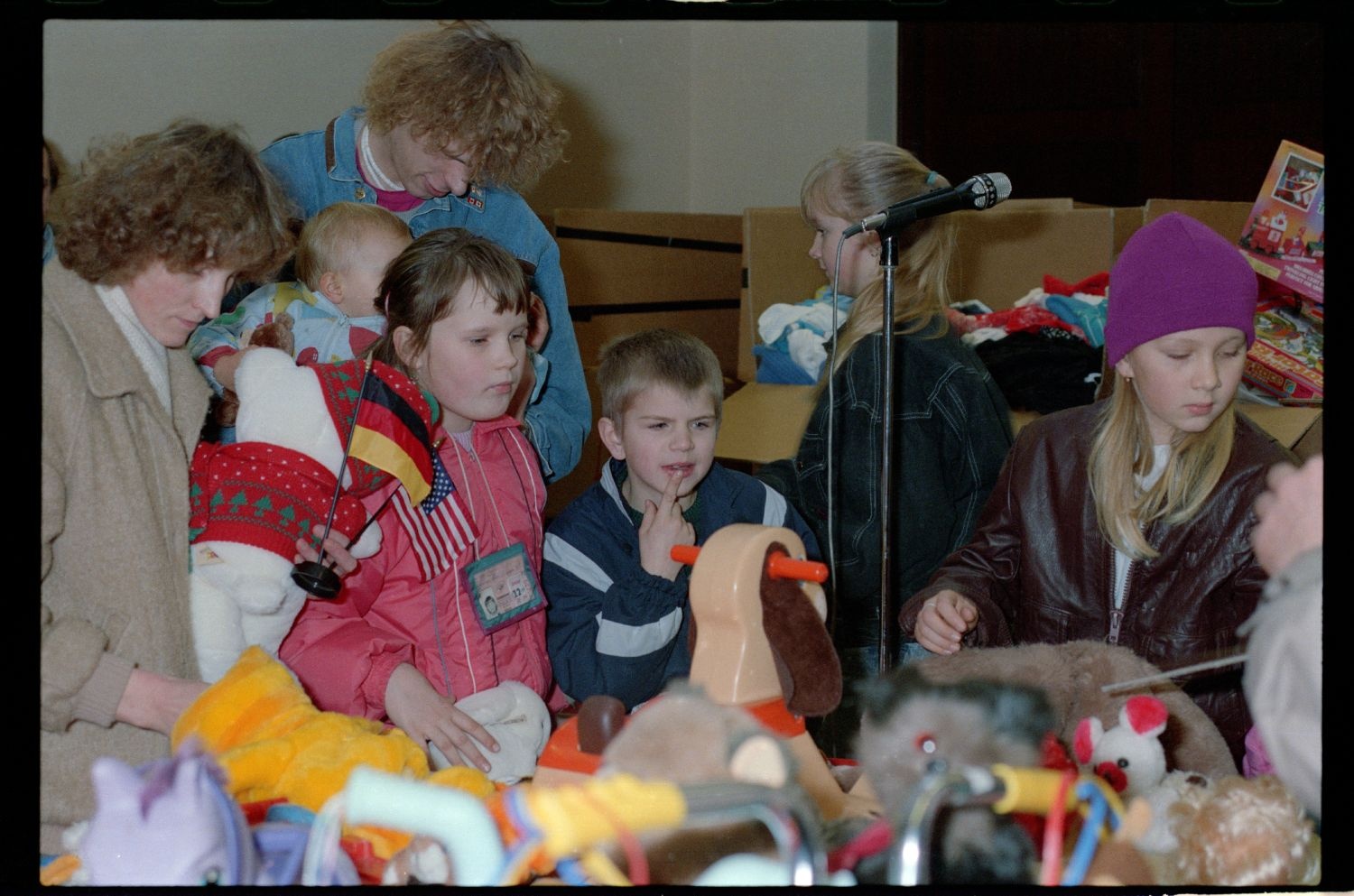Fotografie: Übergabe von Spielzeugspenden für Kinder aus der DDR im Notaufnahmelager Berlin-Marienfelde