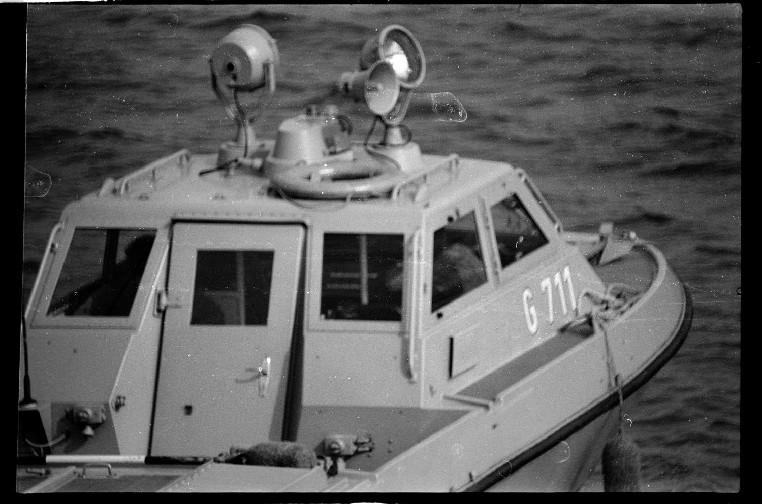 S/w-Fotografie: Patrouillenboot der Grenztruppen der DDR auf der Havel zwischen West-Berlin und Potsdam