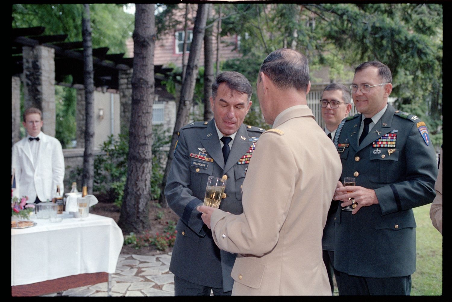 Fotografie: Besuch von Brigadier General Sidney Shachnow im Quartier Napoléon in Berlin-Reinickendorf
