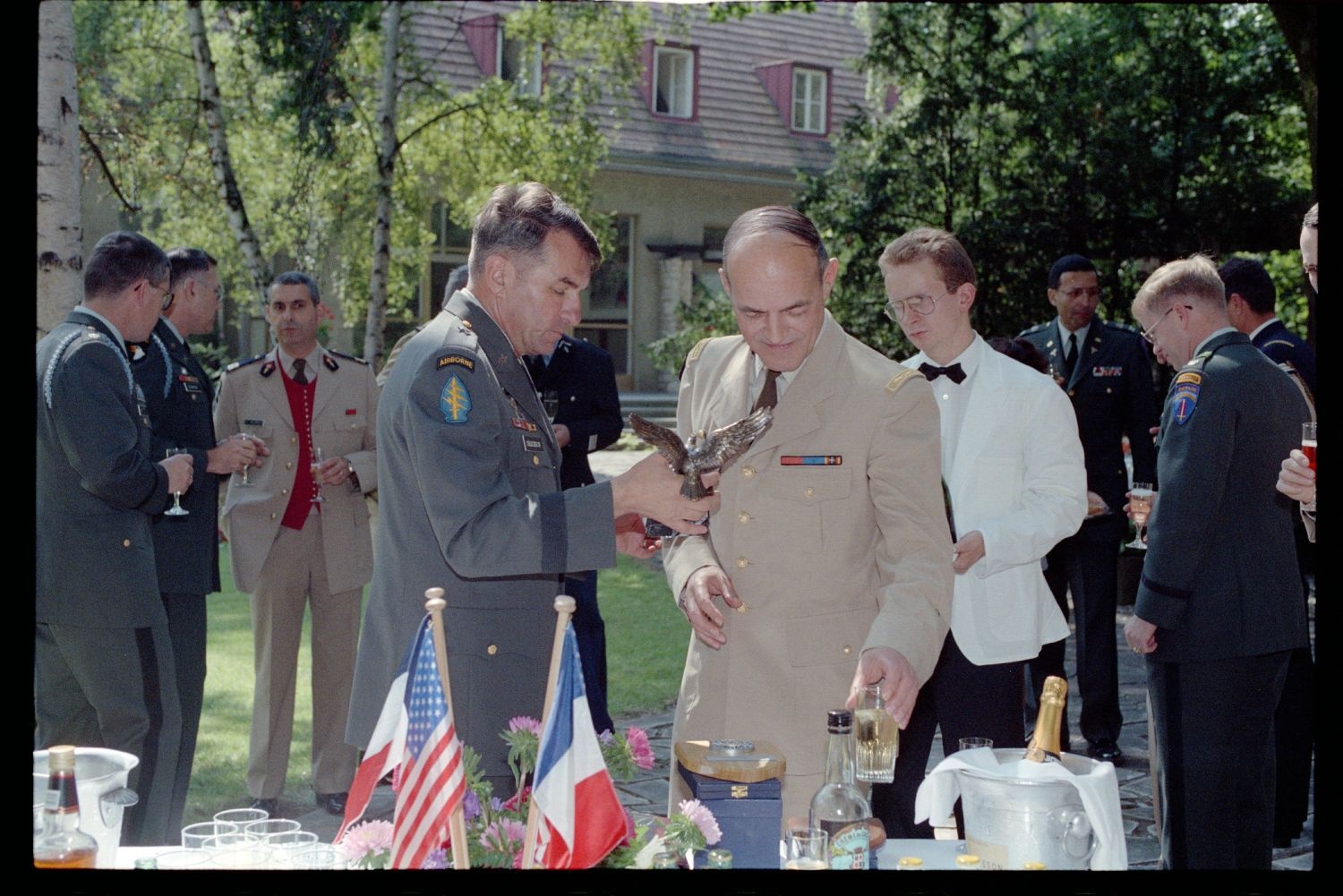 Fotografie: Besuch von Brigadier General Sidney Shachnow im Quartier Napoléon in Berlin-Reinickendorf