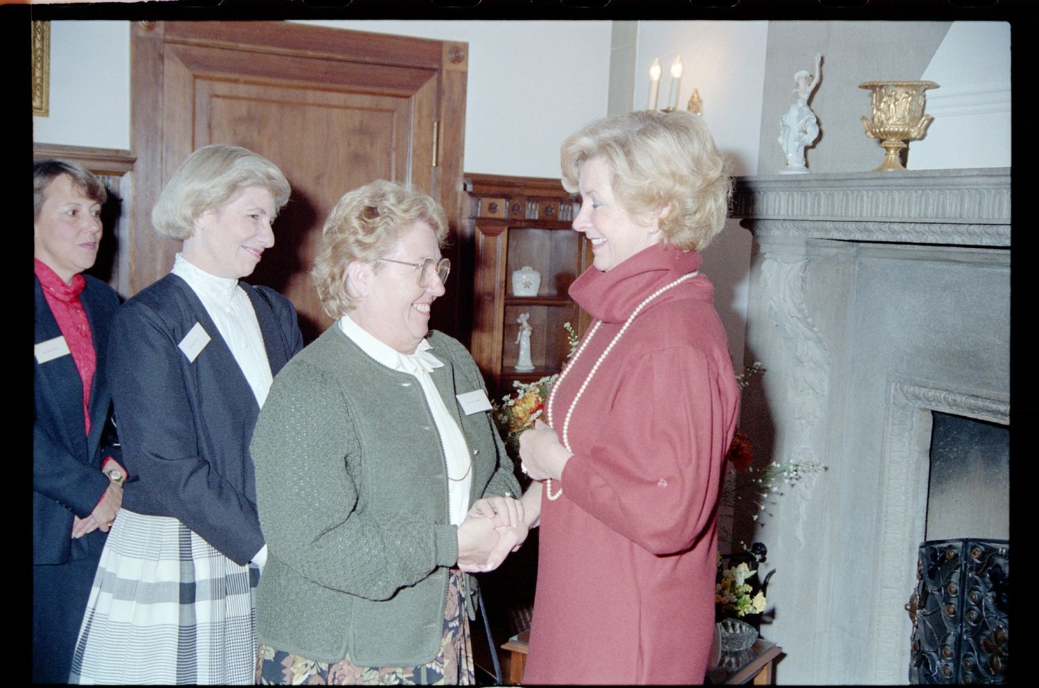 Fotografie: Empfang für Frauen der US-Community in der Residenz des US-Stadtkommandanten in Berlin-Dahlem