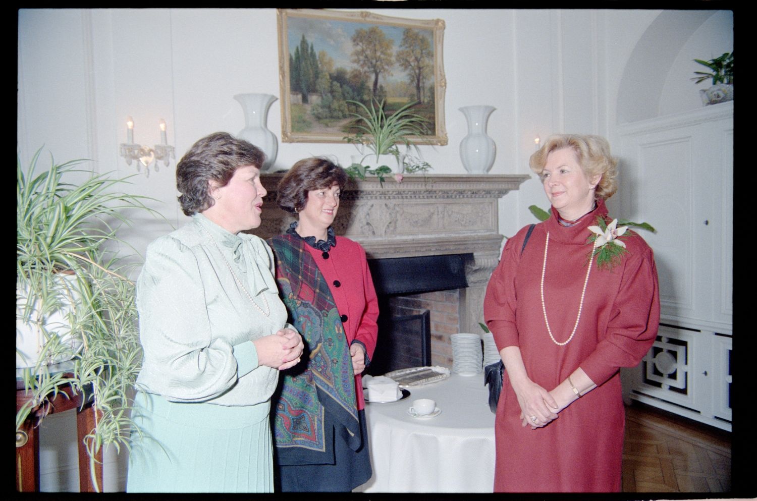 Fotografie: Empfang für Frauen der US-Community in der Residenz des US-Stadtkommandanten in Berlin-Dahlem