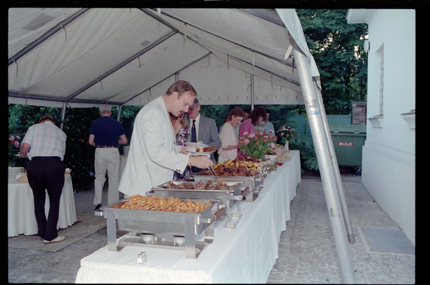 Fotografie: Barbecue in der Residenz von Brigadier General Walter Yates in Berlin-Dahlem