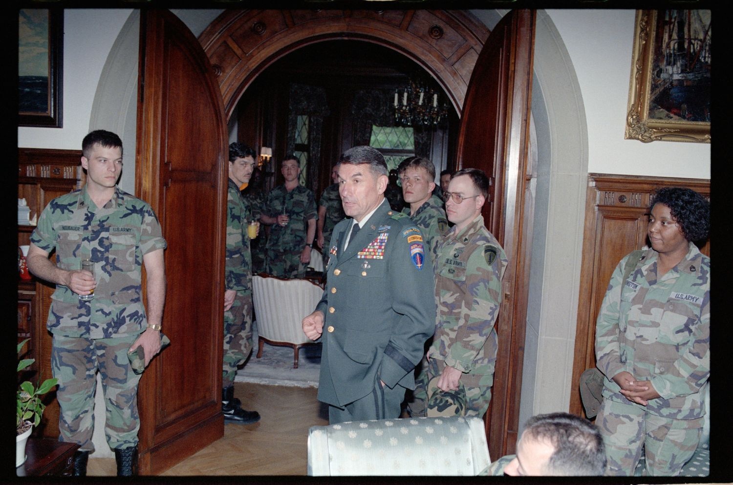 Fotografie: Unteroffiziere der U.S. Army Berlin Brigade zu Besuch in der Residenz von Brigadier General Sidney Shachnow in Berlin-Dahlem