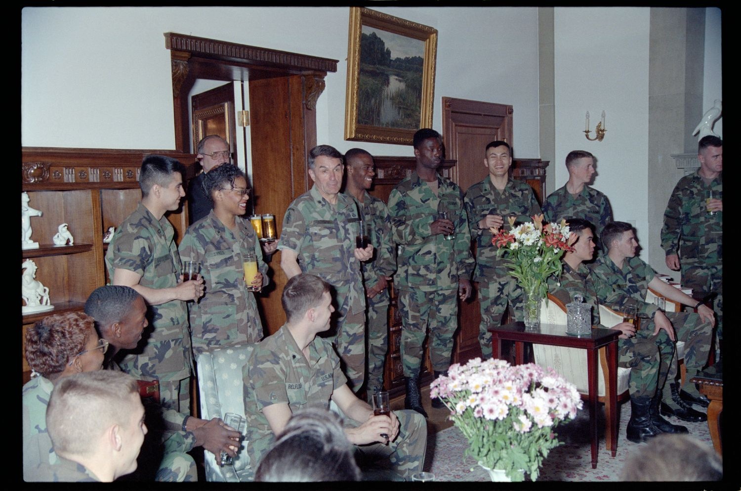 Fotografie: Soldaten der U.S. Army Berlin Brigade zu Besuch in der Residenz von Brigadier General Sidney Shachnow in Berlin-Dahlem