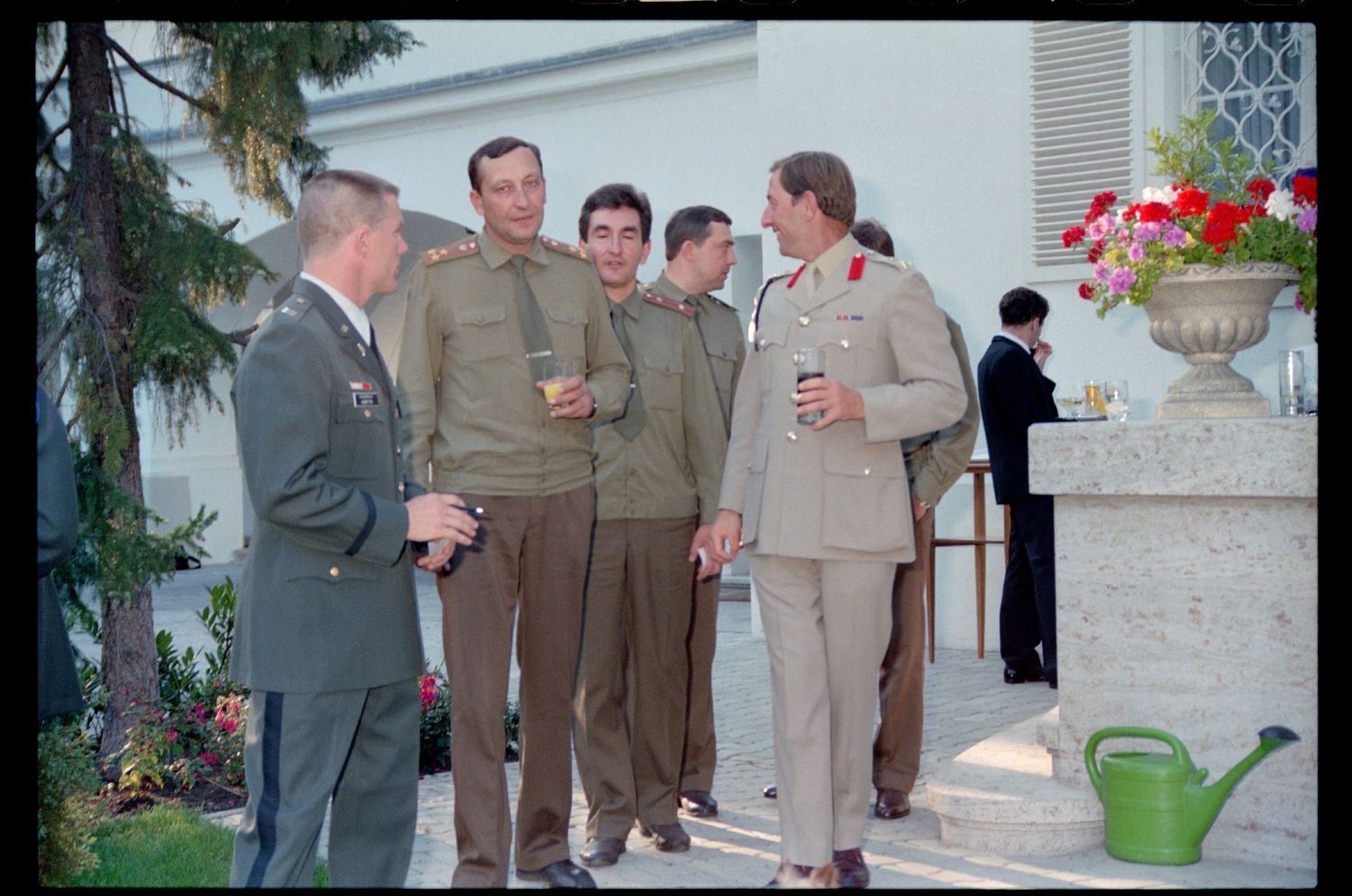 Fotografie: Informelles Treffen mit sowjetischen Offizieren in der Residenz von Brigadier General Sidney Shachnow in Berlin-Dahlem