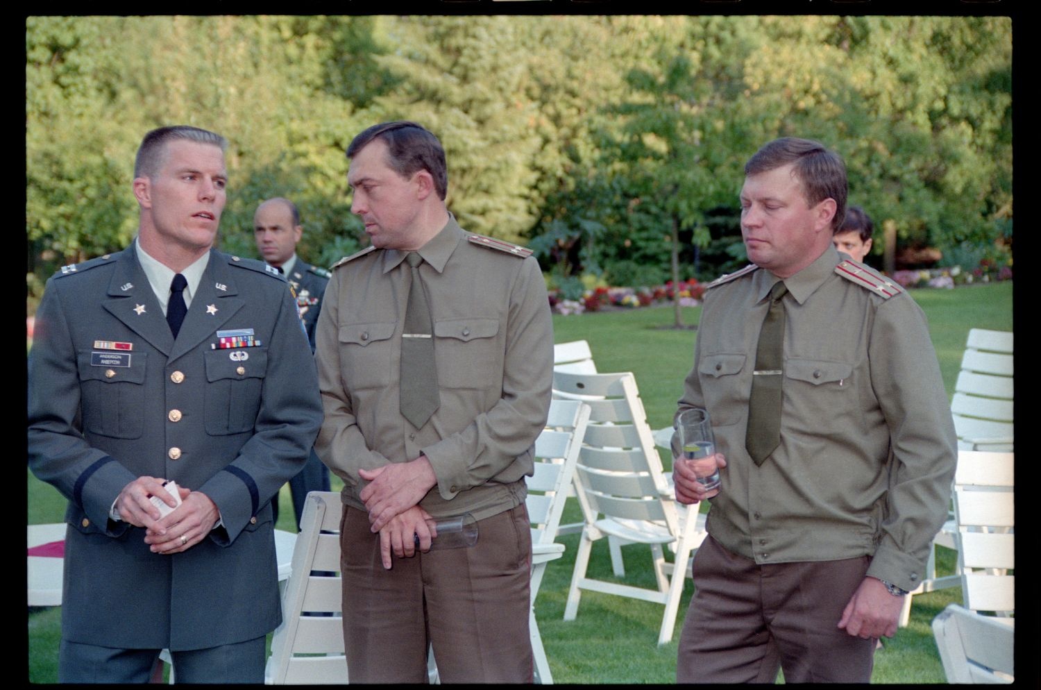 Fotografie: Informelles Treffen mit sowjetischen Offizieren in der Residenz von Brigadier General Sidney Shachnow in Berlin-Dahlem