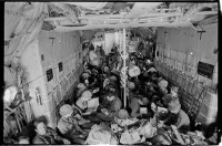 S/w-Fotografie: Ankunft von Soldaten der U.S. Army Berlin Brigade auf der Tempelhof Air Base in Berlin-Tempelhof