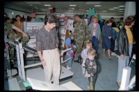 Fotografie: Eröffnung eines AAFES Sportgeschäfts an der Truman Plaza in Berlin-Dahlem