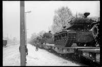 S/w-Fotografie: Verladung von Kampfpanzern der U.S. Army Berlin Brigade am Bahnhof Lichterfelde-West