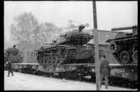 S/w-Fotografie: Verladung von Kampfpanzern der U.S. Army Berlin Brigade am Bahnhof Lichterfelde-West