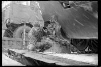 S/w-Fotografie: Verladung von Militärfahrzeugen der U.S. Army Berlin Brigade am Bahnhof Lichterfelde-West