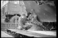 S/w-Fotografie: Verladung von Militärfahrzeugen der U.S. Army Berlin Brigade am Bahnhof Lichterfelde-West
