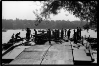 S/w-Fotografie: Übung der C Battery, 94th Field Artillery auf dem Großen Wannsee in Berlin-Wannsee