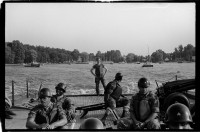 S/w-Fotografie: Übung der C Battery, 94th Field Artillery auf dem Großen Wannsee in Berlin-Wannsee